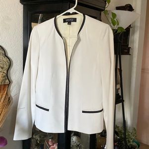 Cute blazer also come with the skirt